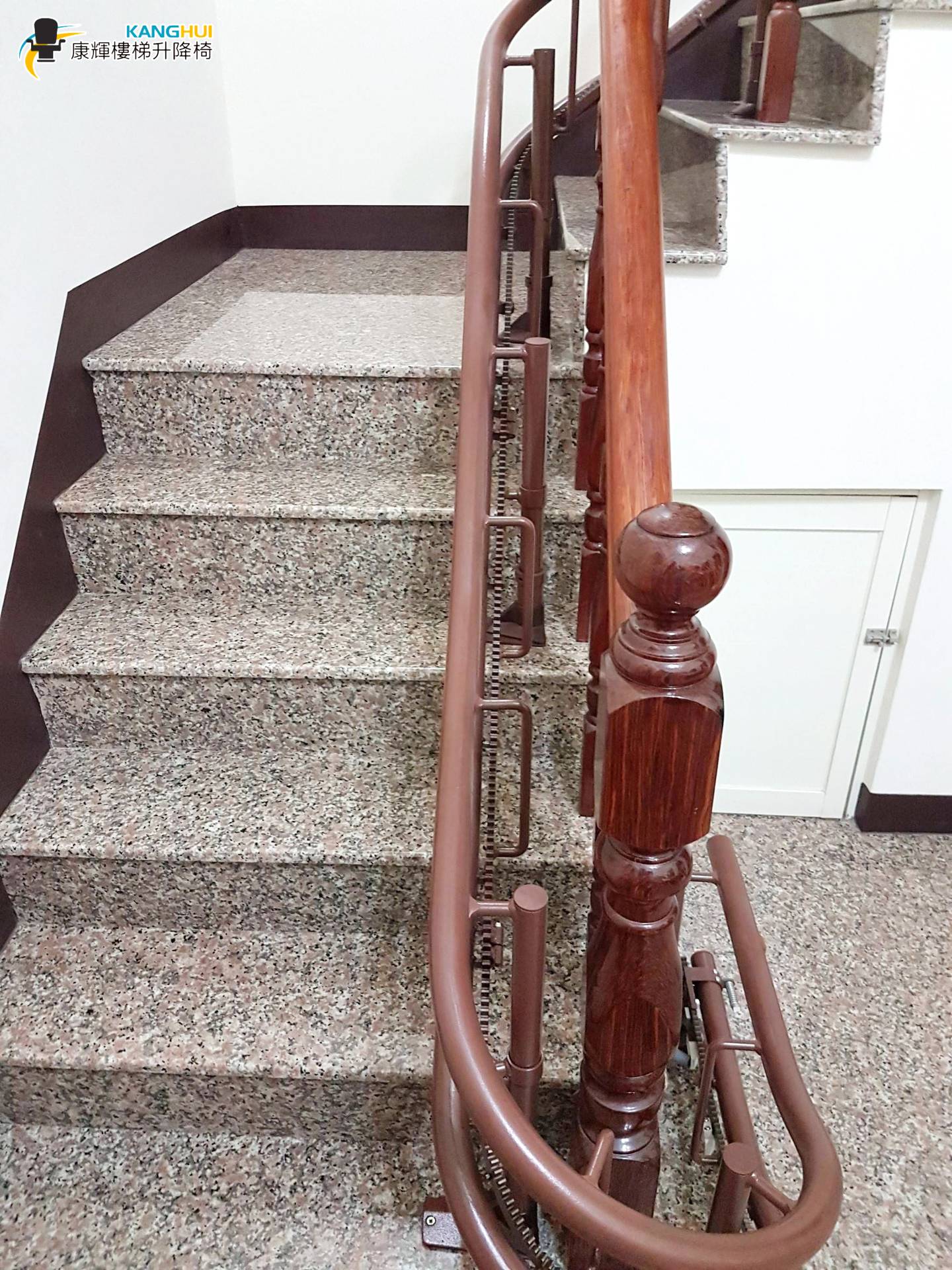 樓梯升降椅軌道設計-180度迴轉